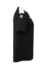 Maglia sportiva nera a maniche corte con colletto bianco e dettagli sulle spalle, con un logo sulla manica sinistra. Realizzata in tessuto traspirante.