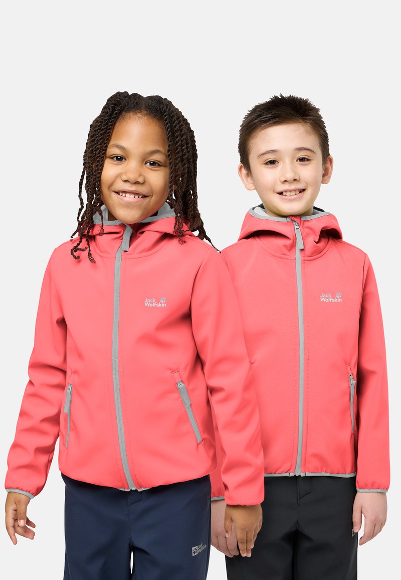 Giubbotti rosa con zip e accenti grigi, realizzati in tessuto liscio. Due bambini indossano i giubbotti, dotati di cappuccio e tasche laterali.