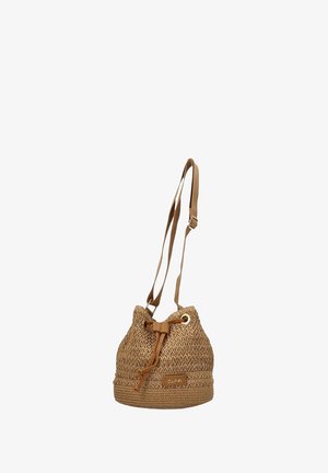Bolsa de cubo de paja tejida con un cordón y una correa de cuero marrón, que presenta un patrón texturizado y una etiqueta de la marca en la parte frontal.