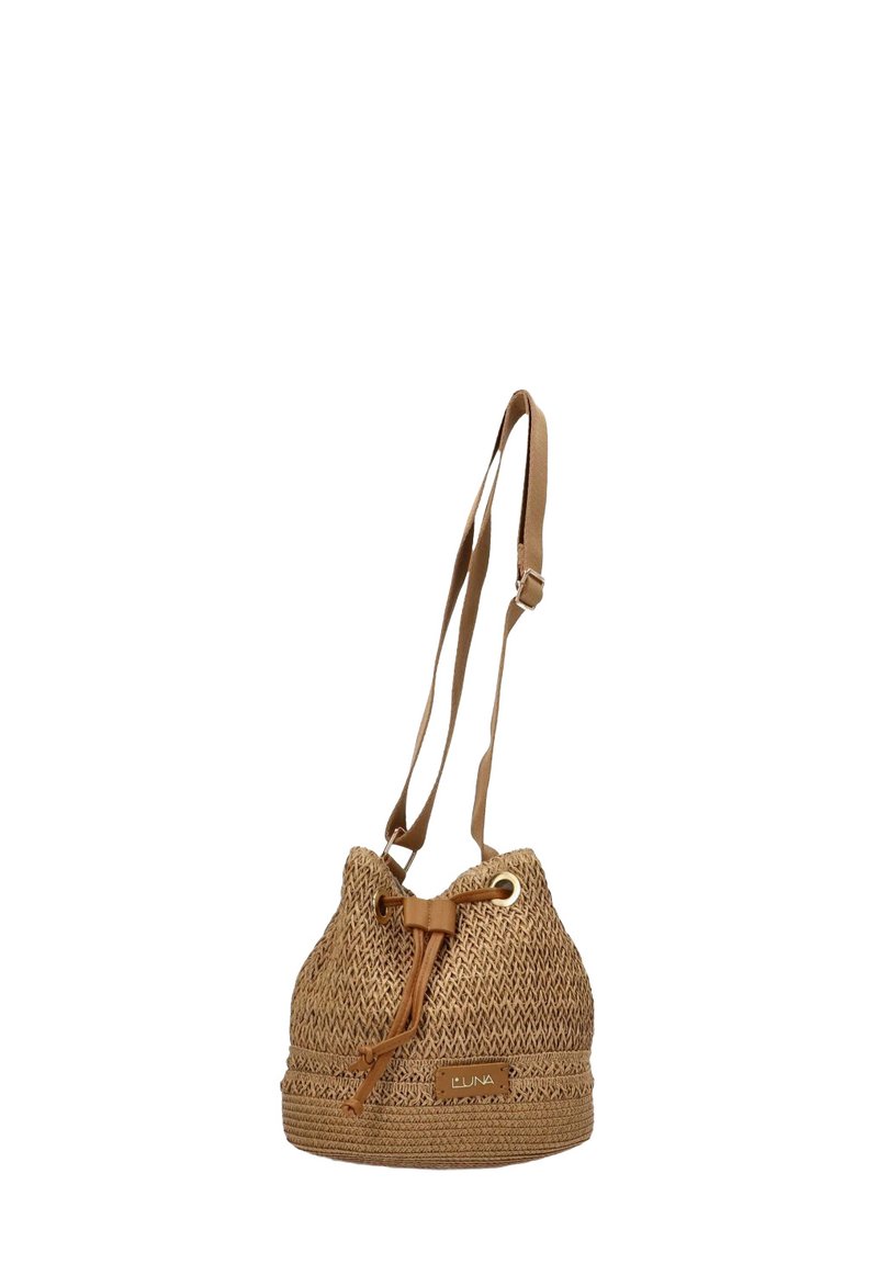 Bolsa de cubo de paja tejida con un cordón y una correa de cuero marrón, que presenta un patrón texturizado y una etiqueta de la marca en la parte frontal.