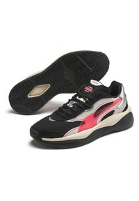 Svarta mesh-sneakers med rosa och silverdetaljer. Tjock vit mellansula, texturerad svart yttersula och framträdande snörsystem.