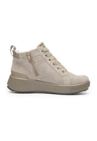 Baskets montantes en daim beige avec fermeture à lacets, fermeture éclair latérale, languette de maintien et semelle épaisse en caoutchouc texturée.