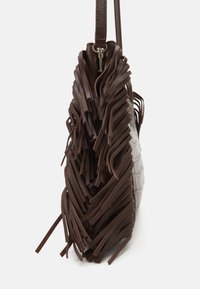 Brun læder håndtaske med frynse detaljer, der har en tekstureret overflade og en sikker lukning. Indeholder en skulderrem og metalbeslag.