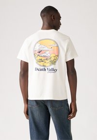 Levi's® - RELAXED FIT TEE  - T-shirt print - bright white Miniatuurafbeelding 1