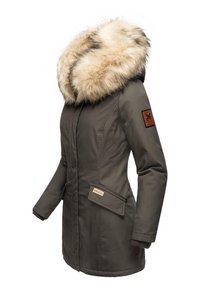 Herre parka jakke i olivengrøn, med en stor hætte af kunstpels, sidelommer og en læderdetalje på ærmet. Glat tekstur.