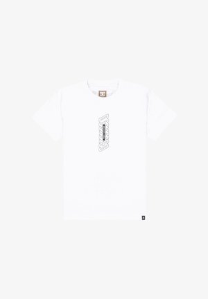 Witte katoenen T-shirt met een verticaal zwart logo ontwerp in het midden. Klassieke ronde hals en korte mouwen met een vierkant label aan de onderkant.