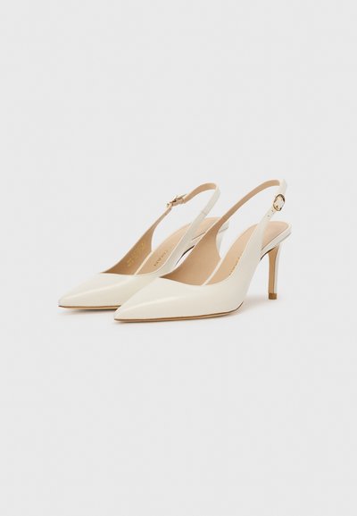 Sandale sintetice albe cu toc slingback, cu vârf ascuțit și toc subțire. Prezentând detalii din aur și o textură netedă.