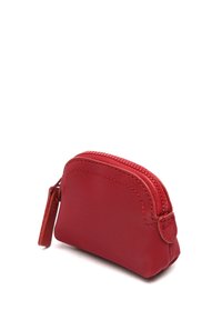 Crvena torbica na zip od glatkog materijala, s zaobljenim rubovima i malim remenom, s vidljivim detaljima šivanja duž šava.