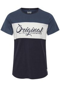 Tamno plava kratki rukav majica s bijelom prugom na kojoj piše "Original Built In Blue Jeansmaker" podebljanim slovima, izrađena od mekog pamuka.