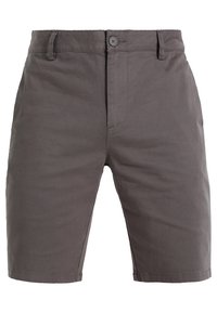 Shorts en coton gris avec devant plat, fermeture par bouton et texture subtile ; longueur au genou avec coupe droite et sans motifs visibles.
