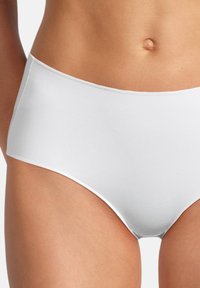 Weiße hochgeschnittene Panties aus glattem Stoff. Sie haben keine sichtbaren Nähte und ein einfaches, minimalistisches Design.