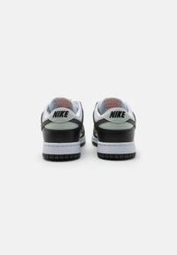 Nike Sportswear NIKE DUNK LOW UNISEX - Tenisice - black/med ash/light silver/bright mandarin/summit white/white
