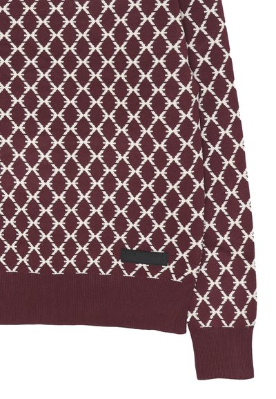 Maglione lavorato a maglia color marsala con motivi a rombi e X bianchi, polsini e orlo a costine, e un'etichetta rettangolare nera RichmonD vicino all'orlo.
