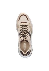 Beige sneaker met mesh en lederen accenten, met dierenprint op de hiel, bruine veters en een witte zool. Maat 37 aangegeven aan de binnenzijde.