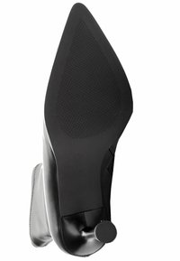 Zapato de cuero negro con puntera afilada, superficie lisa y suela de goma texturizada que presenta un acento circular en el talón.