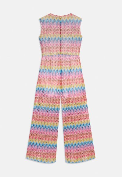 Combinaison à motif zigzag multicolore dans des teintes pastel, avec un design sans manches, des jambes larges et une fermeture éclair dans le dos.