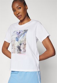 ONLY Play ONPMAL LIFE LOOSE TEE BOX - T-shirts med print - white