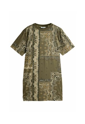Sukienka w kolorze oliwkowej zieleni z krótkim rękawem, zdobiona wzorem paisley, z kontrastowymi kremowymi i brązowymi akcentami, o luźnym, prostym kroju.