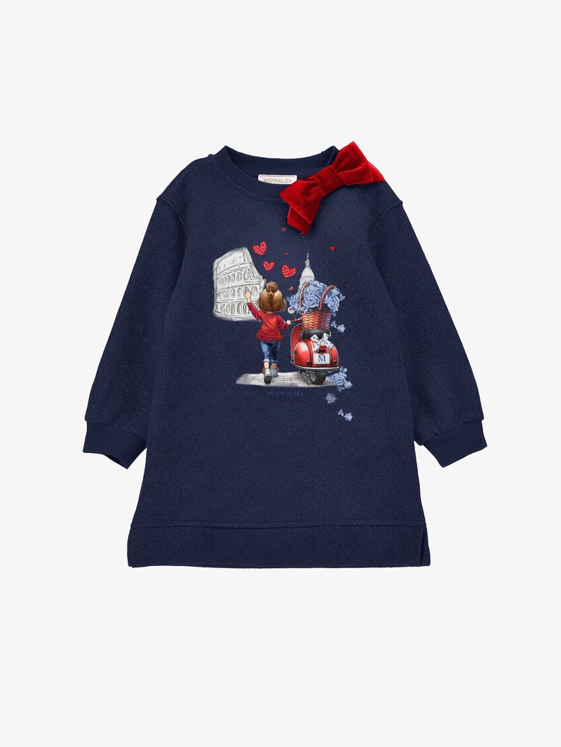 Tamnoplavi dukserica s mekanom teksturom, ukrašena grafikom djevojke, cvijeća i skutera, te s crvenom mašnom na ramenu.