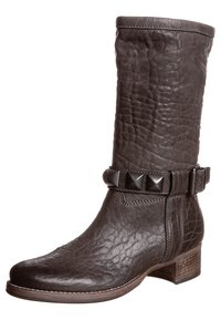 Bota de cuero marrón con un acabado texturizado, de altura hasta la mitad de la pantorrilla, con un acento de correa con tachuelas y un tacón bajo cuadrado.