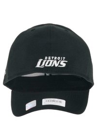 Schwarze Kappe mit gebogenem Schirm, auf der vorne "DETRIOT LIONS" in Weiß gestickt ist. Sie enthält Innentags und einen strukturierten Stoff.