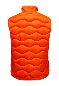 Gilet imbottito arancione con colletto alto, caratterizzato da un motivo a onde e texture trapuntata. Materiale sintetico leggero, con tasche laterali con zip.