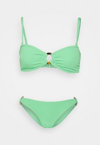 Ensemble de bikini vert menthe avec un tissu texturé, un détail noué au centre du haut et des accents métalliques sur le bas.