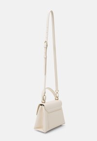 Beżowa skórzana torebka o zorganizowanym kształcie, z górnym uchwytem i regulowanym paskiem. Posiada przednią kieszeń i akcenty w kolorze złotym.