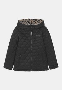 Svart quiltad jacka med huva, med ett leopardmönstrat foder i päls, dragkedjefickor och en stilig logo på den övre framsidan.