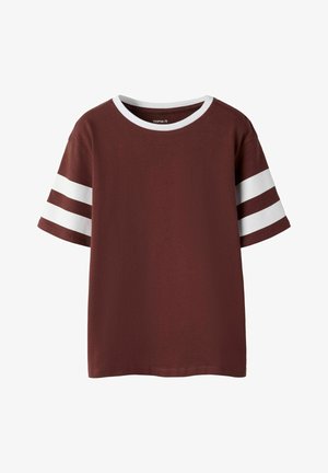 Μπλούζα κοντομάνικη βυσσινί με λευκό στρογγυλό γιακά και λευκές ρίγες στα μανίκια. Κατασκευασμένη από μαλακό ύφασμα, με άνετη εφαρμογή.