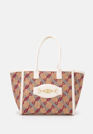 Sac fourre-tout marron à motifs avec garniture blanche et anses, avec un détail mors en or sur le panneau central avant.