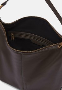 Borsa a spalla in pelle marrone con apertura zip, hardware dorato e fodera interna nera. Presenta una tasca interna con zip per un migliore organizzazione.