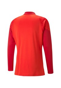 Rode longsleeve shirt met een gestructureerd lichaam en contrasterende gladde mouwen, ontworpen met subtiele geometrische patronen op de schouders.