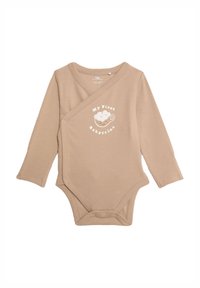 Body con maniche lunghe per neonati di colore tan, con texture a coste, design avvolgente e chiusure a pressione. Presenta la stampa "Il mio primo Babyccino" con un'illustrazione di una tazza.