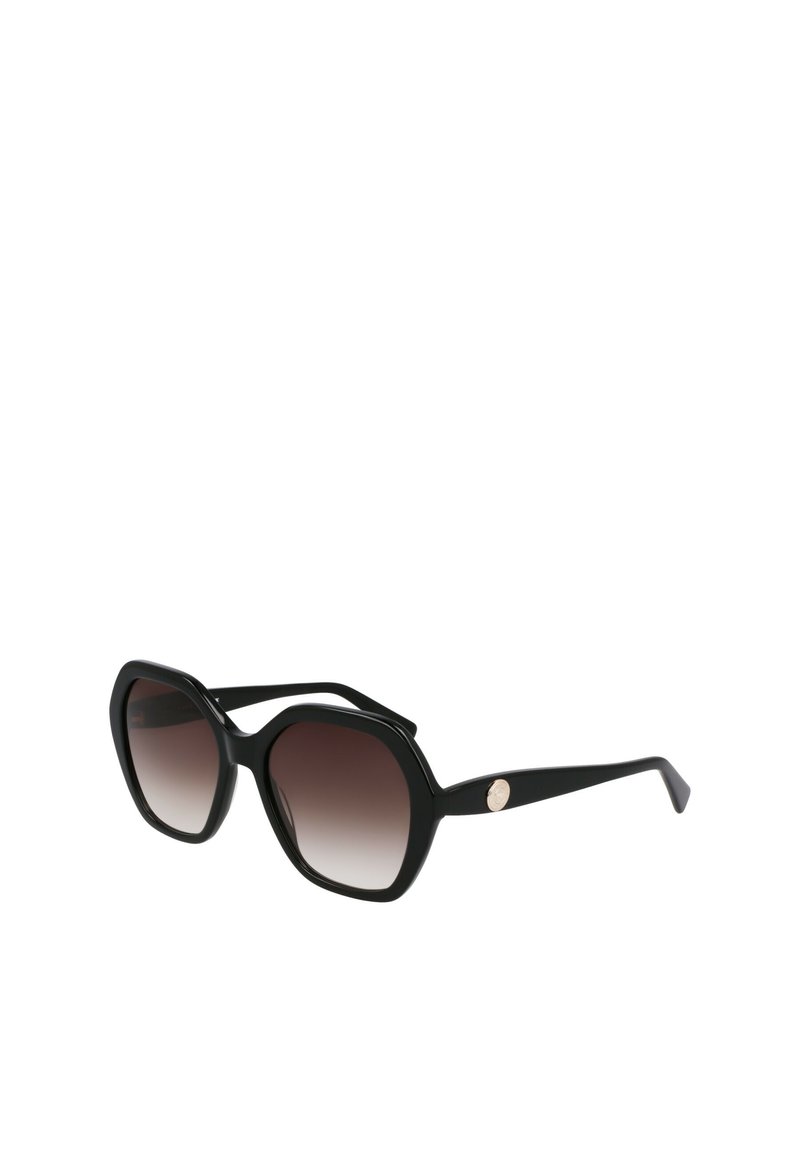 Schwarze übergroße Sonnenbrille mit hexagonalen Fassungen und bräunlichen, verlaufenden Gläsern, die ein kleines goldenes Emblem an den Schläfen aufweist.