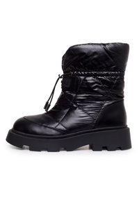 Bota de invierno negra acolchada con parte superior acolchada, puntera redonda, cordones elásticos y suela de goma gruesa y estriada.