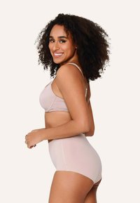 Lyserød BH og trusse med højtaljet talje, lavet af glat, elastisk stof. Har justerbare stropper og en sømløs design.