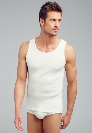 Weißes geripptes Tanktop mit rundem Ausschnitt und figurbetontem Design, getragen mit passender figurbetonter Unterwäsche. Glatte Textur und keine sichtbaren Muster.