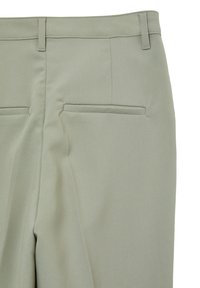 Pantaloni su misura verde chiaro, caratterizzati da una superficie liscia, due tasche posteriori e dettagli di cucitura sottili lungo il cinturino.