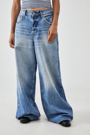 Pantalones vaqueros de pierna ancha en azul claro con textura deslavada, que presentan una cintura alta y un diseño clásico de cinco bolsillos.