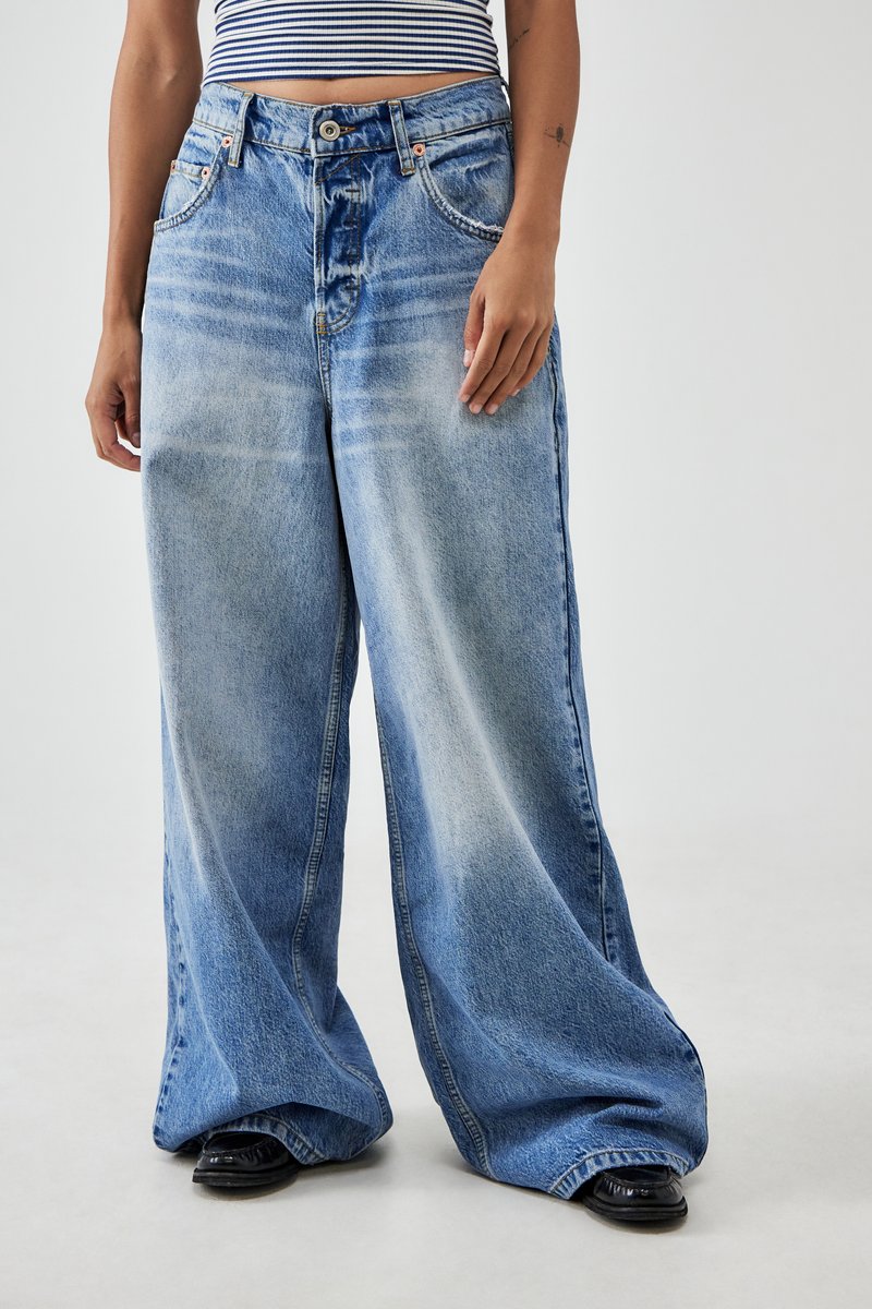 Lichtblauwe denim jeans met wijde pijpen en een vervaagde textuur, met een hoge taille en een klassiek vijf-pocket ontwerp.