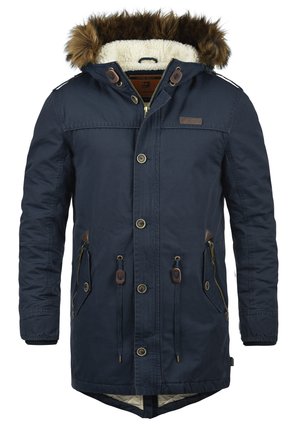 Marineblaue Parka-Jacke mit einem Kapuzenfutter aus Kunstfell, ausgestattet mit einem Reißverschluss, zwei Seitentaschen und braunen Lederakzenten. Innen mit Fleece gefüttert.