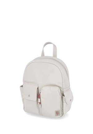 Hellbeiger kleiner Rucksack mit Vordertaschen, Reißverschlussverschlüssen, seitlichen Druckknopftaschen und einer oberen Griffschlaufe.