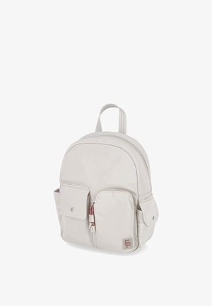 Hellbeiger kleiner Rucksack mit Vordertaschen, Reißverschlussverschlüssen, seitlichen Druckknopftaschen und einer oberen Griffschlaufe.