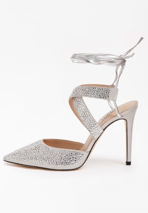 Zilveren hoge hak schoenen met een spitse neus, versierd met rhinestones en enkelschoenen; gladde textuur; stiletto hak ontwerp.