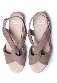 Sandali in suede marrone con cinturini incrociati, design annodato e suola di colore chiaro. Presentano una fibbia per una vestibilità regolabile.