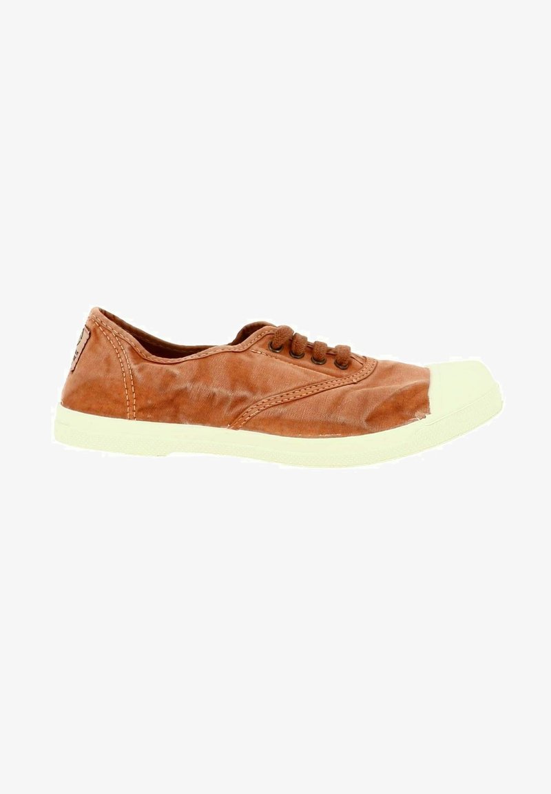 Sneaker in pelle marrone con punta e suola in gomma bianca. Presenta lacci rotondi e dettagli cuciti, evidenziando un design casual.