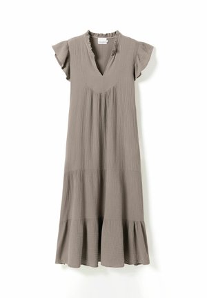 Szara sukienka midi z krótkimi, falującymi rękawami, dekoltem w serek, teksturowaną tkaniną i falbanami na warstwach na dole, zawieszona na białym tle.
