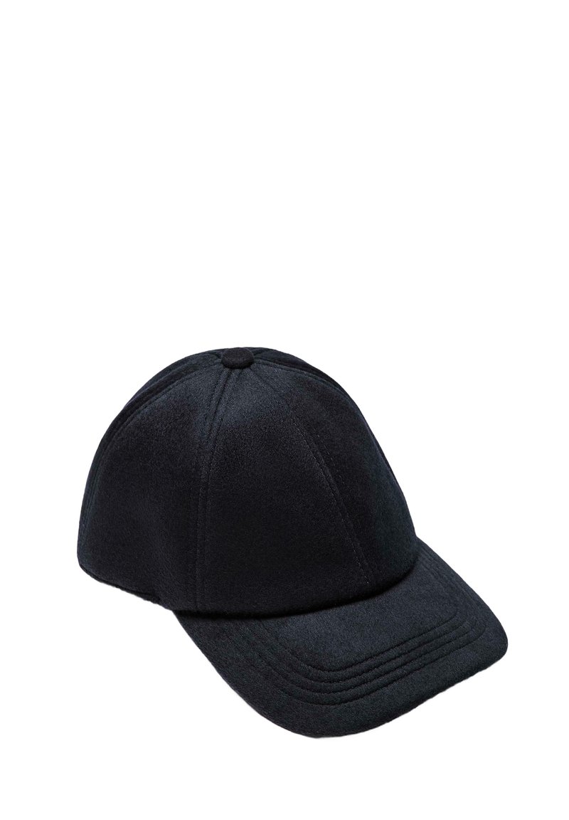 Cappellino da baseball in feltro nero con visiera curva, pannelli cuciti e un piccolo bottone in cima. Texture morbida con sottili dettagli di cucitura tono su tono.