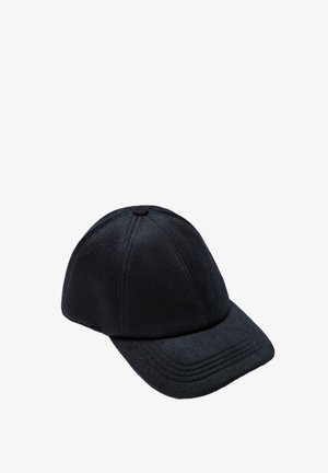 Schwarze Filz-Baseballmütze mit gebogenem Schirm, gesteppten Panels und einem kleinen Knopf oben. Weiche Textur mit subtilen tonal abgestimmten Steppdetails.